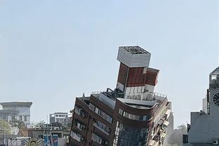 城在世界之巅⛰️伊蒂哈德球场换新装，挂上巨幅五冠王海报？